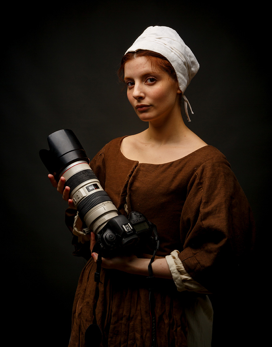 Medieval woman with photo camera